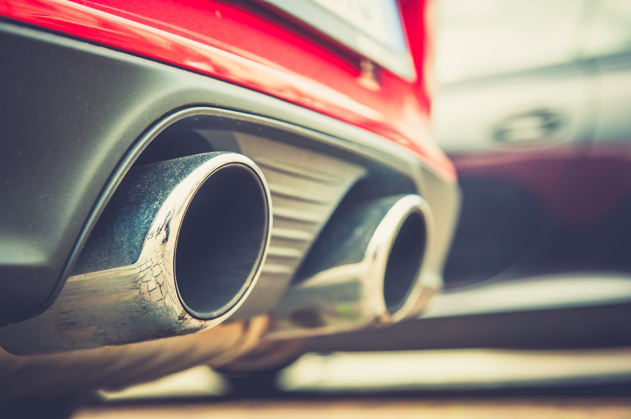 Imagem mostra o escapamento de um carro em detalhe