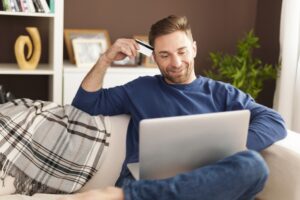 Imagem mostra cliente ao comprar pneus online