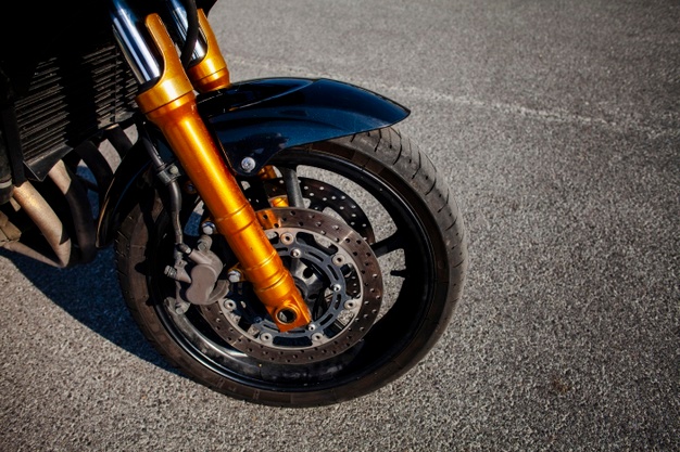 Quando é a hora certa de trocar o pneu da moto?