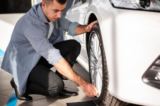 Deixar o carro parado por muito tempo pode deformar os pneus?