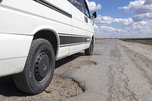 Quais estragos os buracos nas estradas podem causar no seu carro?