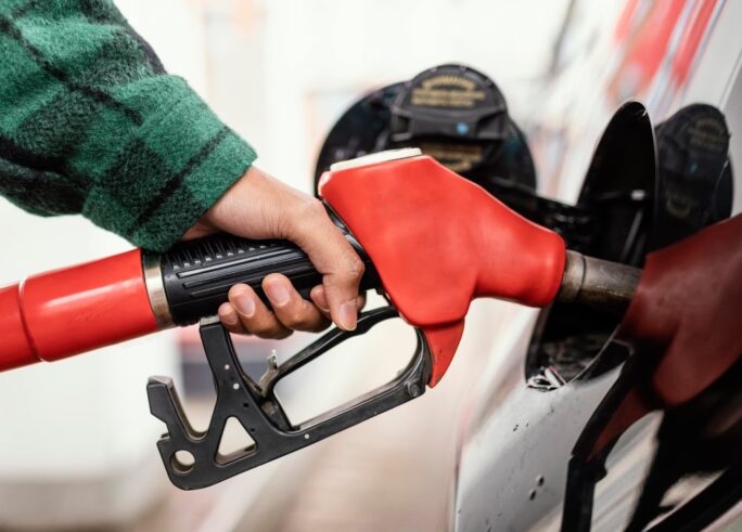 Carro consumindo muito combustível? 5 causas e soluções
